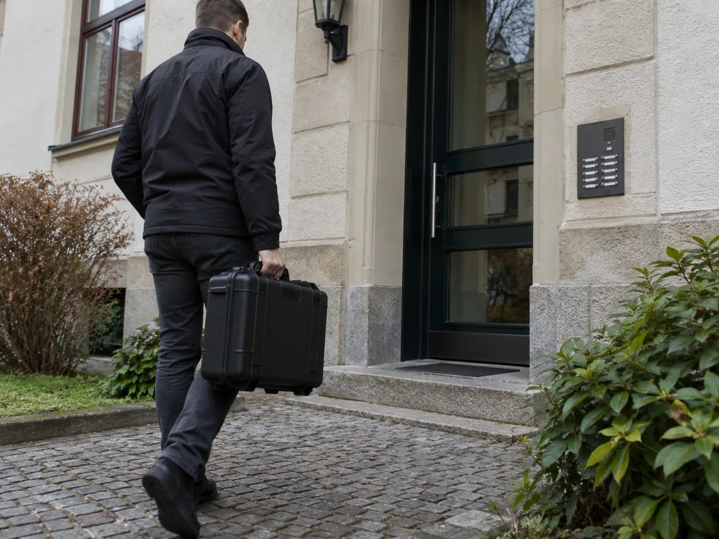 Ankunft zur technischen Lauschabwehr mit Gerätekoffer in Sachsen
